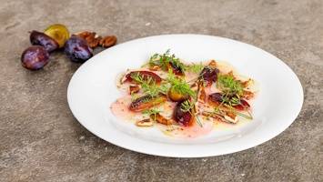 Sellerie-Carpaccio mit Zwetschgen und Pekannüssen ("Passion Gemüse")