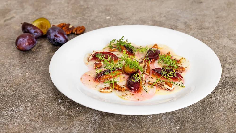 Sellerie-Carpaccio mit Zwetschgen und Pekannüssen ("Passion Gemüse") Sellerie-Carpaccio mit Zwetschgen und Pekannüssen ("Passion Gemüse")