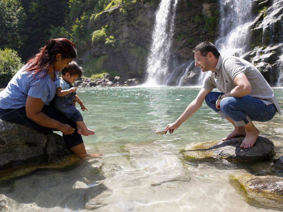 Familienpicknick am Piumogna-Wasserfall in Faido
