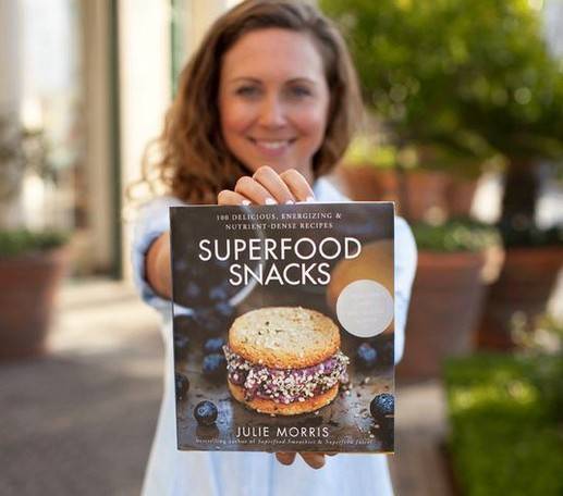 Julie Morris mit Superfood-Snacks-Buch