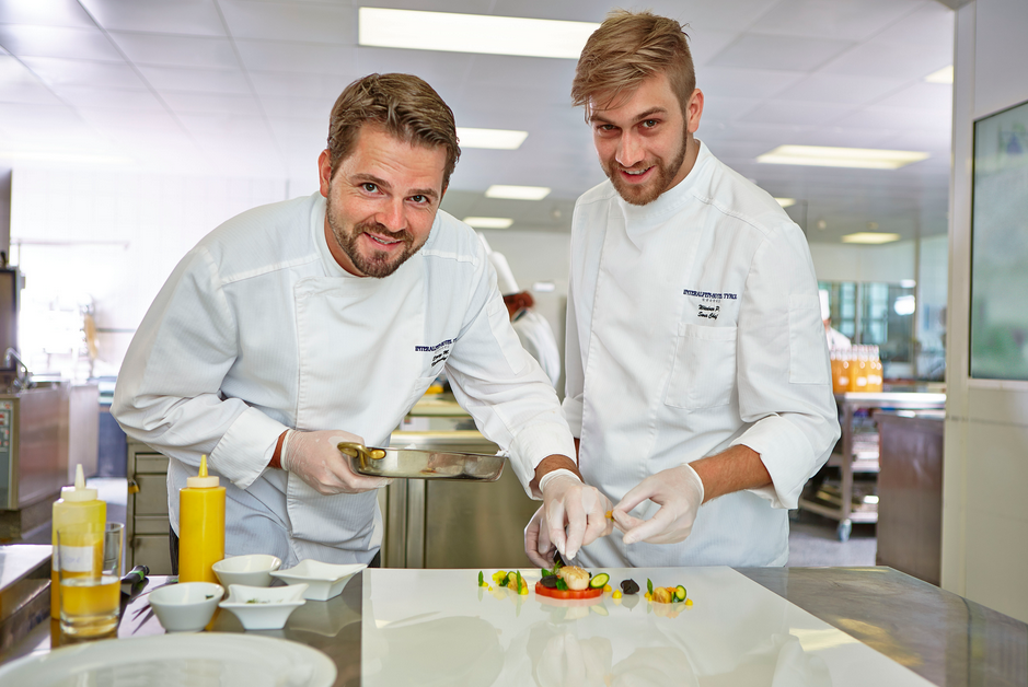Das Küchenteam rund um Chef Mario Döring erkochte zwei Hauben und 15 Punkte Das Küchenteam rund um Chef Mario Döring erkochte zwei Hauben und 15 Punkte