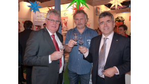 Foto 1 zeigt v.l.n.r. Bernd Lange (Landrat Görlitz), Brennmeister Steffen Lindner und Michael Harig (Landrat Bautzen) -> Zur Info: Neukirch liegt im Landkreis Bautzen! Bild:medienkontor Foto 1 zeigt v.l.n.r. Bernd Lange (Landrat Görlitz), Brennmeister Steffen Lindner und Michael Harig (Landrat Bautzen) -> Zur Info: Neukirch liegt im Landkreis Bautzen! Bild:medienkontor