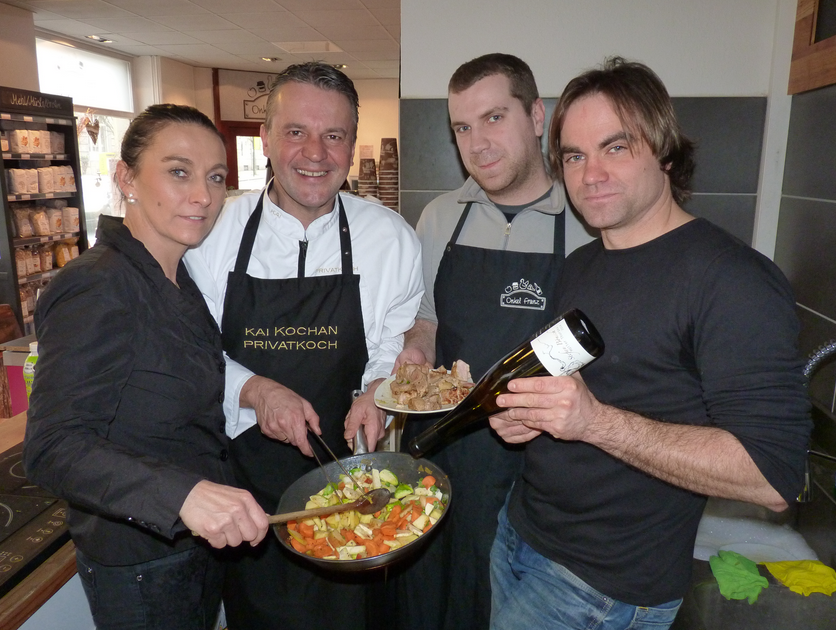 Foto zeigt v.l.n.r. Kulinaria&Vinum-Projektleiterin Sybille Mutschler, Kai Kochan, Martin Wett und Winzer Stefan Bönsch Bildquelle: MEDIENKONTOR Foto zeigt v.l.n.r. Kulinaria&Vinum-Projektleiterin Sybille Mutschler, Kai Kochan, Martin Wett und Winzer Stefan Bönsch Bildquelle: MEDIENKONTOR