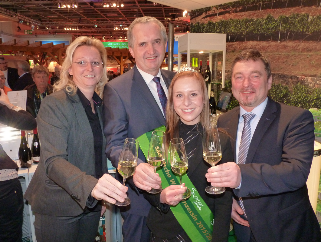 Foto zeigt v.l.n.r. Manja Licht (Marketingleiterin der Sächsischen Winzergenossenschaft Meissen eG), Sachsens Landwirtschaftsminister Thomas Schmidt, die sächsische Weinprinzessin Anna Bräunig, Lutz Krüger (Geschäftsführer der Sächsischen Winzergenossenschaft Meissen eG). Bildquelle: MEDIENKONTOR Foto zeigt v.l.n.r. Manja Licht (Marketingleiterin der Sächsischen Winzergenossenschaft Meissen eG), Sachsens Landwirtschaftsminister Thomas Schmidt, die sächsische Weinprinzessin Anna Bräunig, Lutz Krüger (Geschäftsführer der Sächsischen Winzergenossenschaft Meissen eG). Bildquelle: MEDIENKONTOR