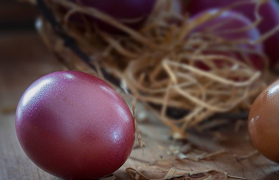 Ostereier natürlich färben mit Zwiebeln, Spinat und Roter Bete Foto:Topfgucker-TV