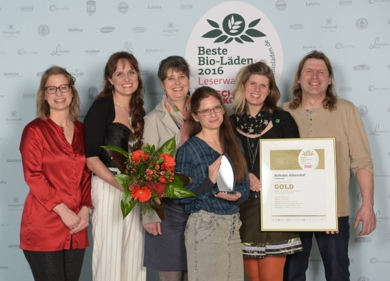 Der Albertshof gewann bei der Leserwahl von Schrot&Korn und kann sich nun „Bester Bio-Laden 2016“ nennen. (Foto: Albrechtshof)