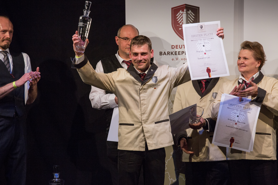  Der Sieger Martin Rosch - rechts im Bild die Drittplatzierte Marlies Baumer  Bildquelle: Paul Kuchel