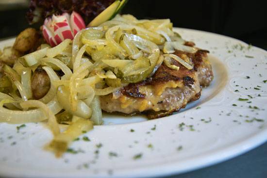 Bautzner Senfsteak mit einer Garnitur aus Zwiebeln und Spreewälder Gurke Bautzner Senfsteak mit einer Garnitur aus Zwiebeln und Spreewälder Gurke