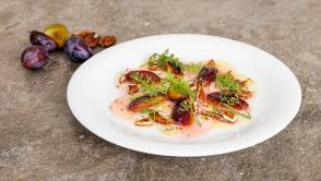 Reminiszenz an Italien: Das Sellerie-Carpaccio mit Zwetschgen und Pekann&uuml;ssen ist durchaus wintertauglich.