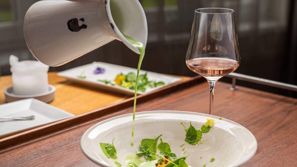 Wildkräutersuppe mit Forelleund Frischkäse