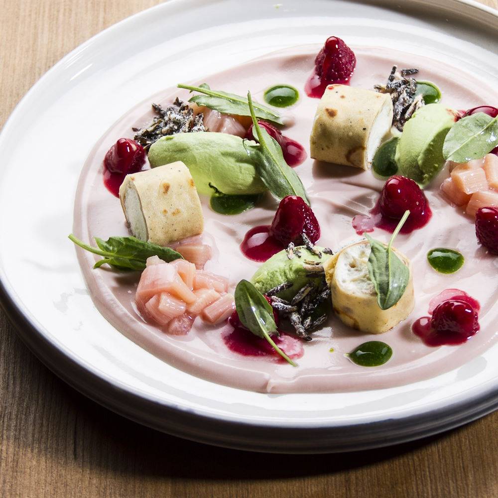 Topfen mit Rahrbarber und Sauerrampfer