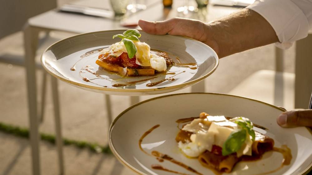 Paccheri mit Tomatensauce und Burrata 