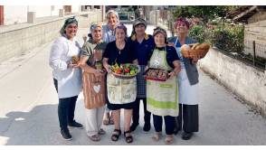 Die "Dorfköniginnen" von Vathylakkos: Sofia, Panagiota, Irini, Maria, Sofia und Warwara (vorn v.l.) Dahinter strahlt Elissavet Patrikiou.