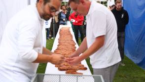Das zehn Meter lange Franzbrötchen durfte anschließend von den Besucherinnen und Besuchern der Veranstaltung verspeist werden. Das zehn Meter lange Franzbrötchen durfte anschließend von den Besucherinnen und Besuchern der Veranstaltung verspeist werden.