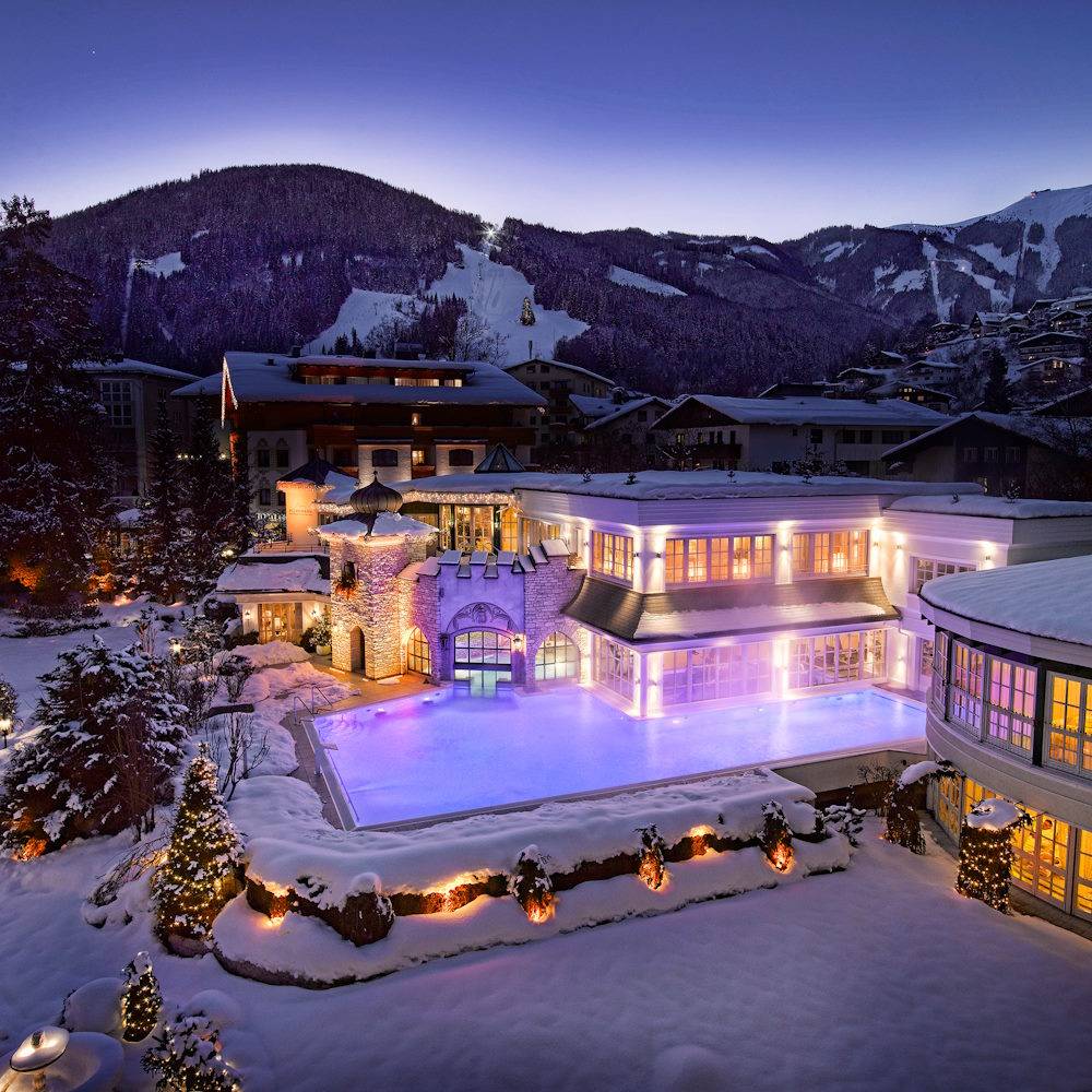 Wellness-Schlössl mit Pool Winter und Bergpanorama