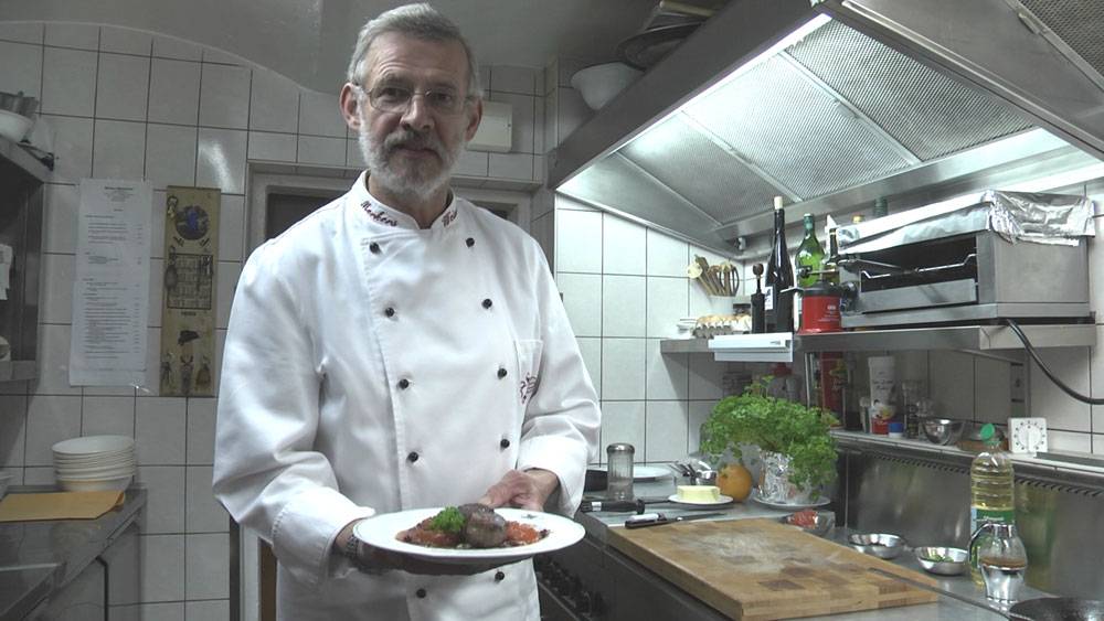Wildschwein-Medaillons auf Gänsebrust Carpaccio und karamellisierten Grapefruitespalten