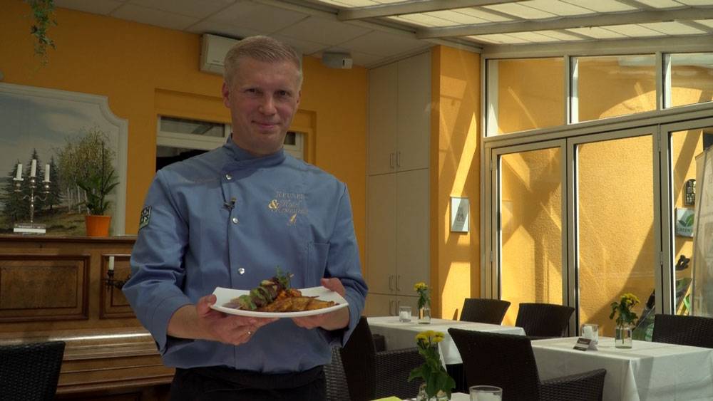 Chefkoch Daniel Reuner | Wildlammspieß mit Kartoffel-Karotten-Rösti