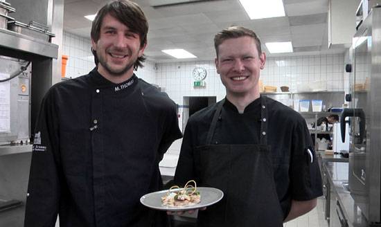 Vitello Tonnato vom Perlhuhn Chefkoch Martin Thomas und Sous Chef Eric Mädler vom Schloss Eckberg