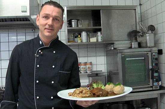Geschmorte Kaninchenkeule in Thymiansauce mit Bayrisch Kraut und Semmelknödel Matthias Menz mit geschmorter Kaninchenkeule