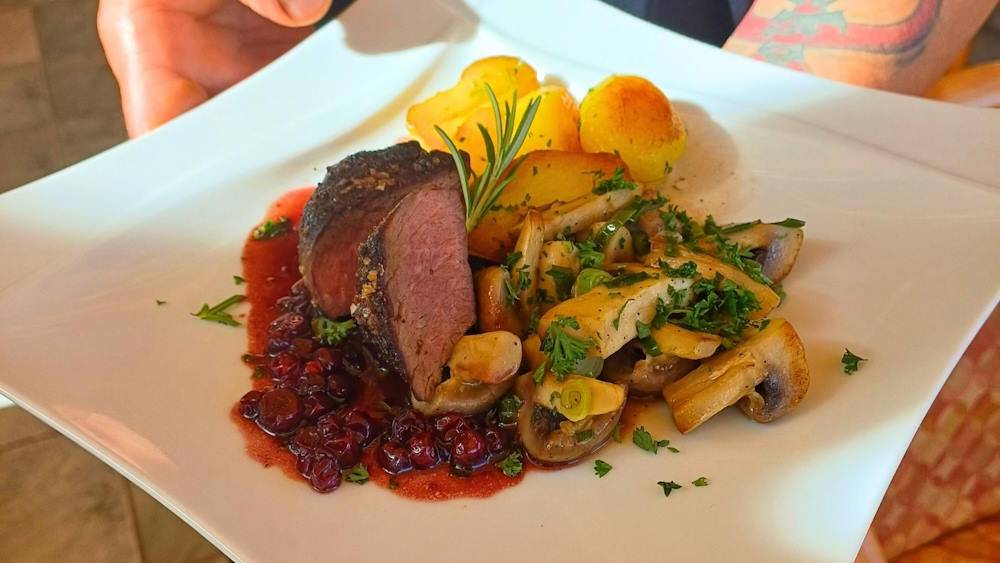 Medaillons aus der Hirschkalbskeule auf Preiselbeer-, Rotweinsauce ...