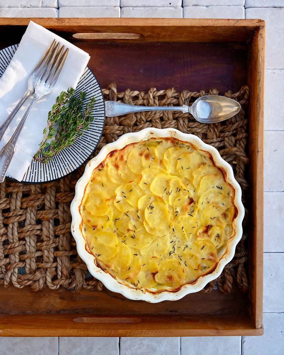Fürs Weihnachtsmenü: Mit Dessertringen zu kleinen Portionen geformt, eignet sich das Kartoffelgratin hervorragend als Beilage. (Foto: Sophie Bonnet) Fürs Weihnachtsmenü: Mit Dessertringen zu kleinen Portionen geformt, eignet sich das Kartoffelgratin hervorragend als Beilage. (Foto: Sophie Bonnet)