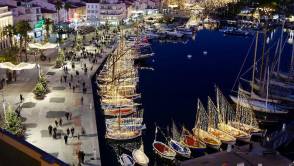 Zauberwelt in Sanary-sur-mer: Die mit Lichterketten geschm&uuml;ckten Boote im Hafen verbreiten eine funkelnde Atmosph&auml;re. (Foto: Sophie Bonnet)