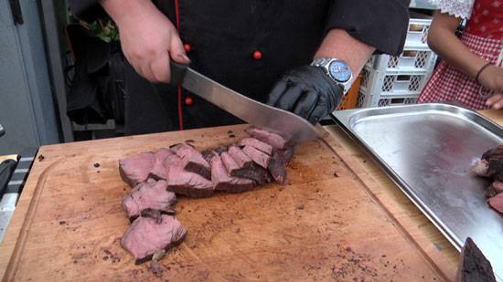 Im Smoker gegrillte Rinderhüfte, butterweich als Aufschnitt