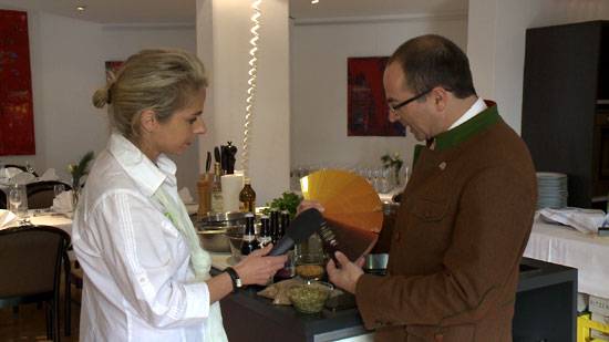 Walter König erklärt die Farben des Bieres