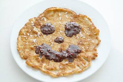 Paleo-Eierkuchen ohne Mehl mit Schoko-Himbeer-Soße