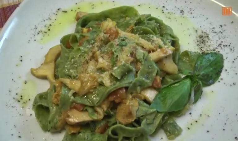 Selbstgemachte italienische grüne Bandnudeln mit frischen Pfifferlingen