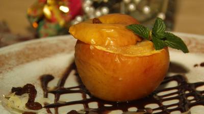 Bratapfel mit Marzipan-Rosinen-Mandelfüllung