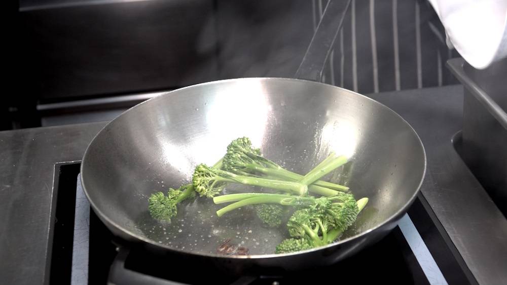 Bimi (Wilder Brokkoli) im Wok Bimi (Wilder Brokkoli) im Wok
