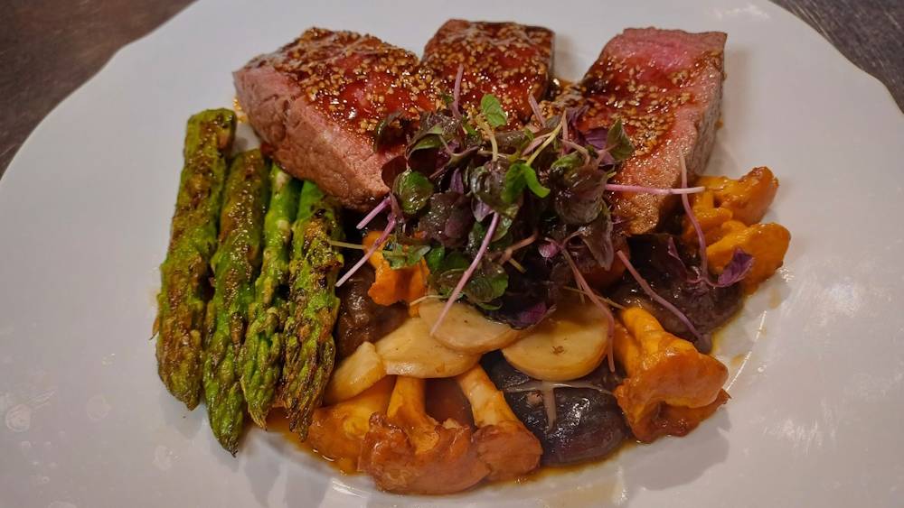 Filet de Boeuf (medium) an grünen Spargel und Mischpilzen