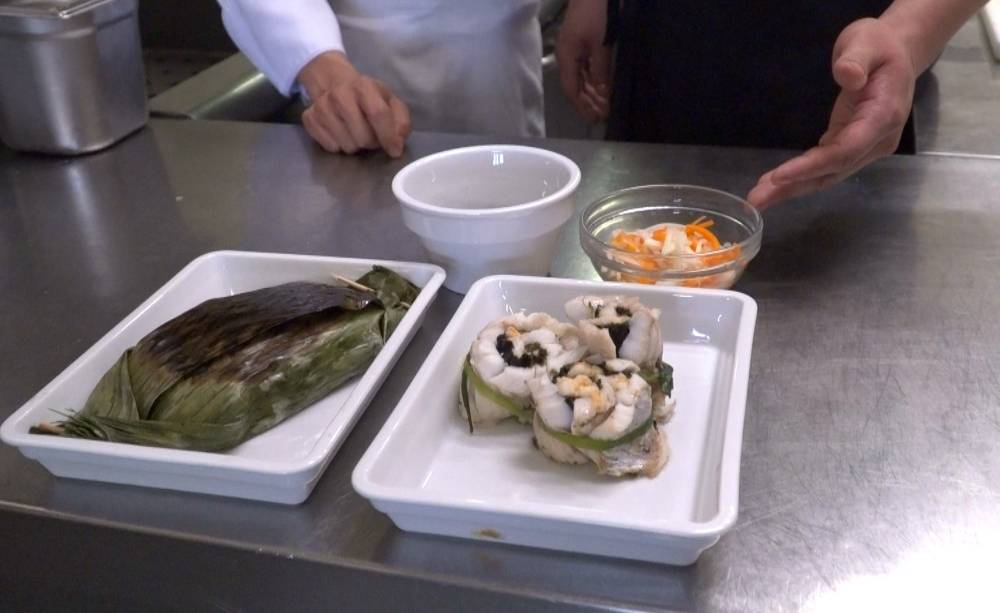 Fischröllchen mit Garnelenfüllung,  gegrillter Reis in Bananenblatt, marinierten Salat