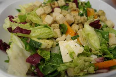 Fitness Salat Hirtenkäse, Aprikosen, Kürbiskernen, Zucchini und Salatvariationen