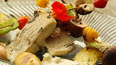 Gegrilltes Hechtfilet Gegrilltes Hechtfilet mit Rosmarinkartoffeln und Gemüsespieße