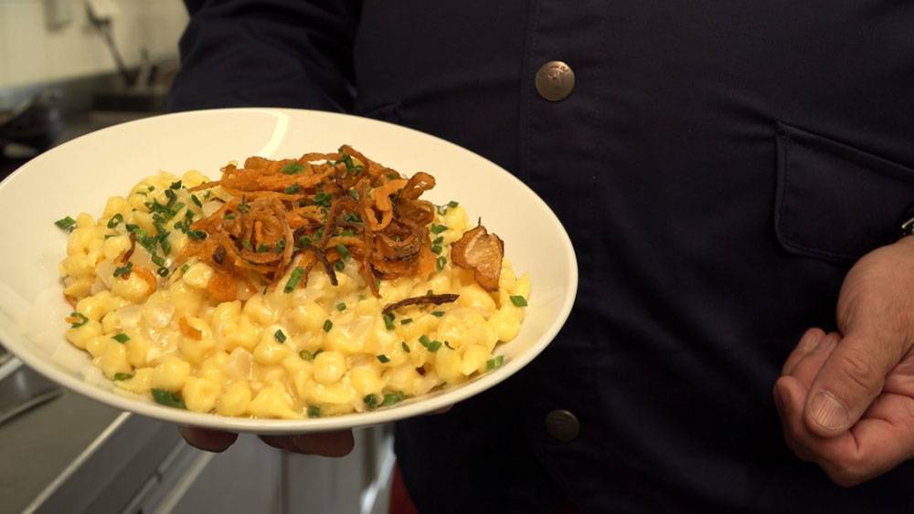 Kali´s Käsespätzle mit Allgäuer Weißlackerl | Topfgucker-TV Kali´s Käsespätzle mit Allgäuer Weißlackerl | Topfgucker-TV