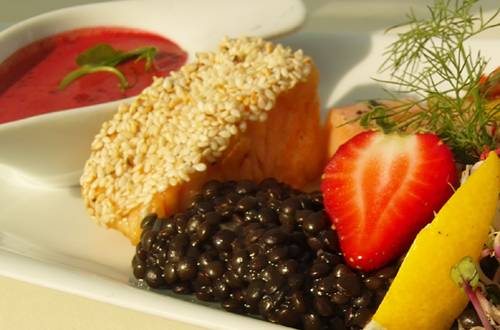 Lachsvariation - Gebratener Lachs mit Honig-Sesam-Mantel Lachsvariation - Gebratener Lachs mit Honig-Sesam-Mantel