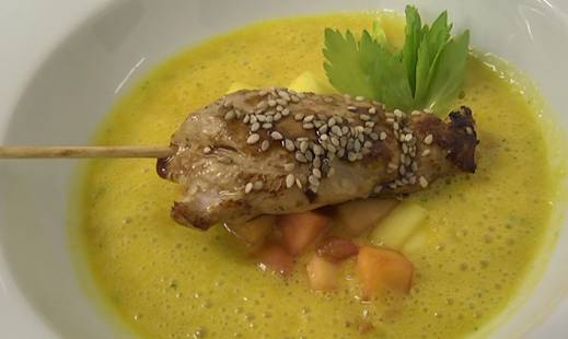kalte Mango Gazpacho Suppe Kalte Mango Gazpacho Suppe mit Hähnchenspieß in Sesam