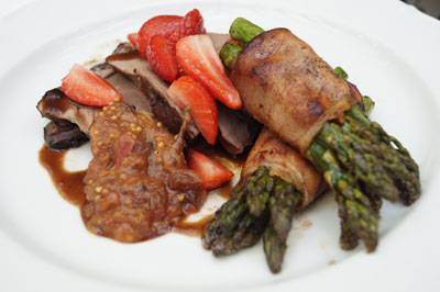 Rhabarber- Chutney, gebratener grüner Spargel im Schinkenmantel