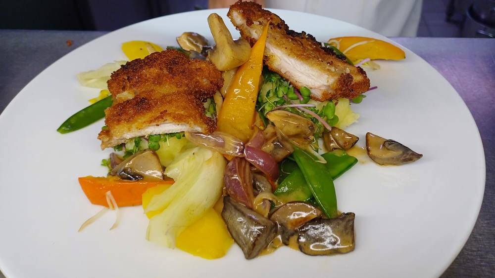 Knuspriges Hähnchenschenkel (einseitig paniert) dazu buntes Gemüse, Pilzragout und Kartoffelbällchen im Kressemantel Knuspriges Hähnchenschenkel (einseitig paniert) dazu buntes Gemüse, Pilzragout und Kartoffelbällchen im Kressemantel
