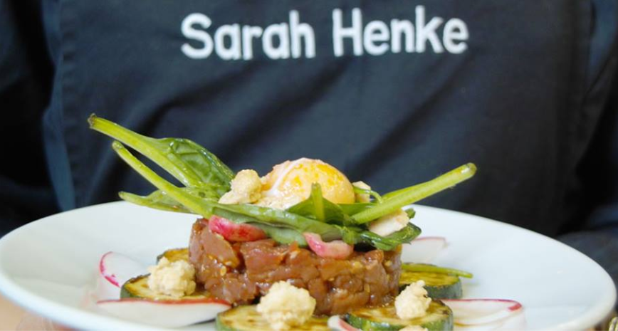 Pochiertes Eigelb in Sesamöl zubereitet von sterneköchin Sarah Henke