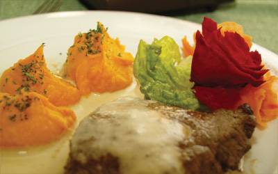 Rinderfiletsteak (medium) an Kürbispüree mit Kräuterschaumsauce Rezeptfoto von Topfgucker-TV Rinderfiletsteak (medium) an Kürbispüree mit Kräuterschaumsauce