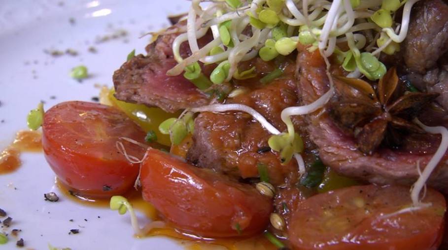 Rumpfsteak englisch an buntem Tomatensalat und Anis, Basilikum Vinaigrette Rumpfsteak englisch an buntem Tomatensalat und Anis, Basilikum Vinaigrette