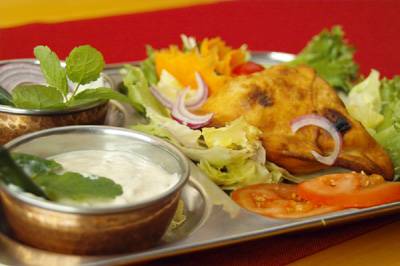 Hausgemachte Samosa (Maultaschen) mit Raita (ind. Joghurtdipp)