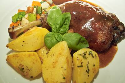 Sauerbraten von der Babarie Entenkeule mit Wurzelgemüse und Rosmarinkartoffeln Sauerbraten von der Babarie Entenkeule mit Wurzelgemüse und Rosmarinkartoffeln