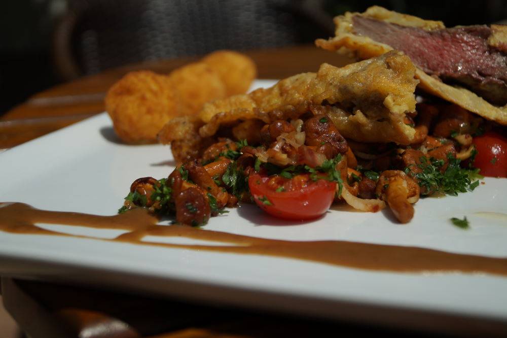 Rumpsteak Strindberg an Pfifferlingen und knusprigen Kartoffelbällchenn und Spreewälder Gurke Rumpsteak Strindberg an Pfifferlingen und knusprigen Kartoffelbällchen