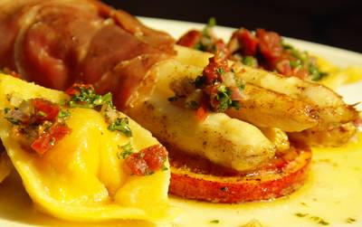 Tortelloni mit Käse-Tomatenfüllung, dazu Parmaschinken und frischer Spargel