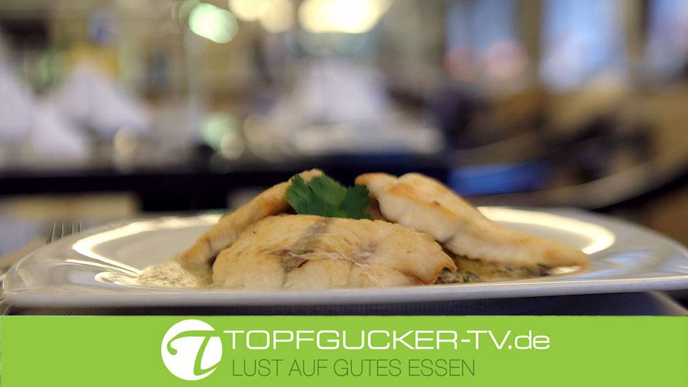 Hamburger Pannfisch vom auf Bratkartoffeln und Dijonsenf Sauce