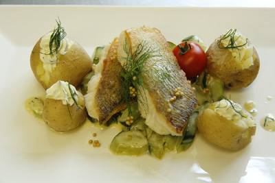 Rezeptfoto von Topfgucker-TV Dillgurken mit kross gebratenem Zander Dillgurken mit kross gebratenem Zander und Ofenkartoffeln